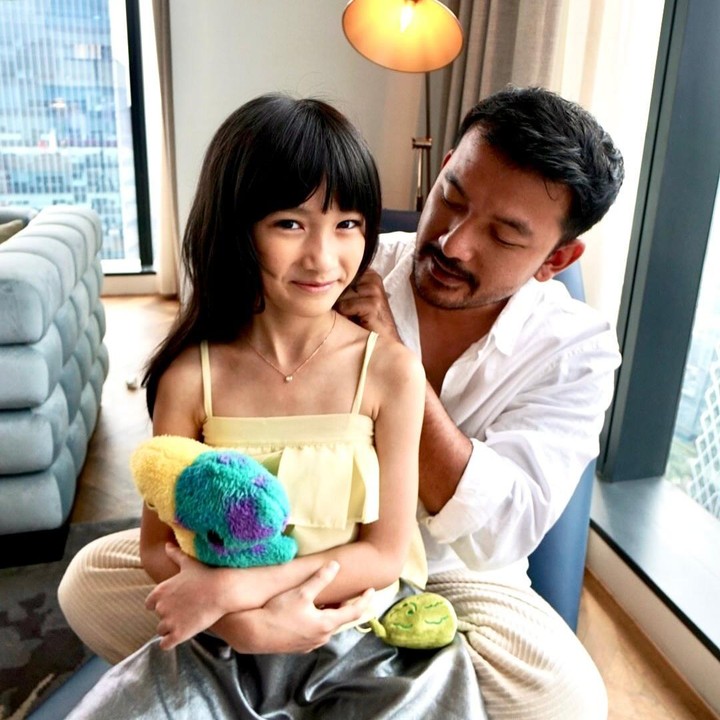 <p>Rona kebahagiaan menghias wajah Rio saat merayakan ulang tahun sang putri. Ia terlihat sangat menyayangi sang putri dan memberi hadiah kalung manis untuk Salma. (Foto: Instagram @atiqahhasiholan)</p>