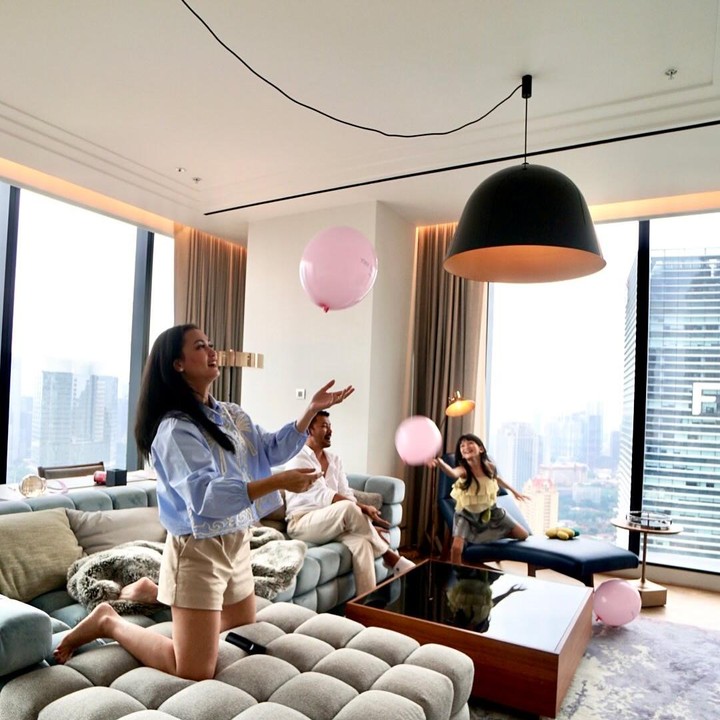 <p>Keluarga kecil mereka nampak sangat menikmati <em>quality time</em> bertiga. Tampak <em>city view</em> di belakang mereka, menambah keseruan perayaan ulang tahun Salma. (Foto: Instagram @atiqahhasiholan)</p>