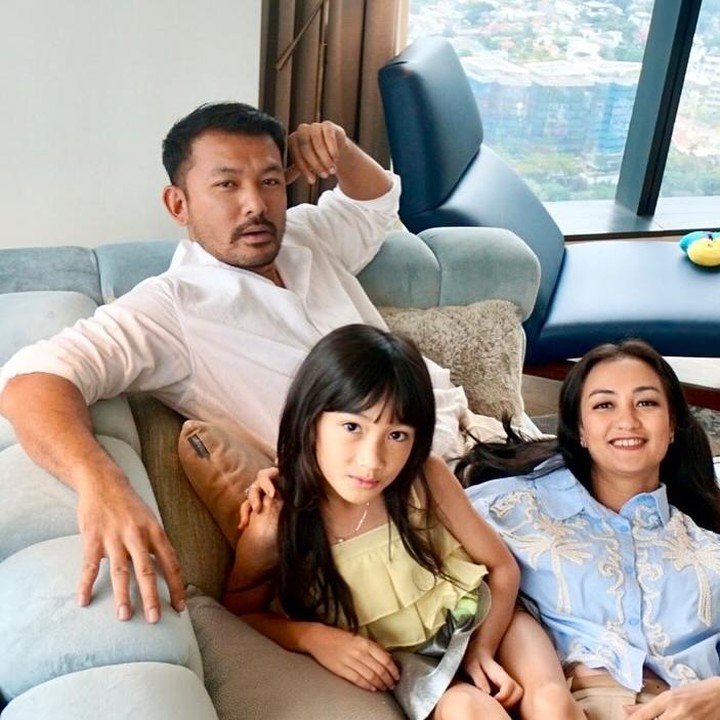 <p>Perayaan ulang tahunnya dirayakan sederhana dengan staycation di sebuah hotel mewah. Atiqah dan Rio menyiapkan ruangan dengan balon-balon pink, yang membuat Salma antusias mengejarnya. (Foto: Instagram @atiqahhasiholan)</p>