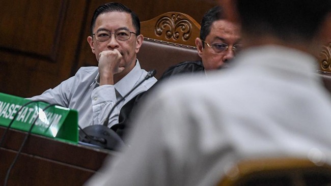 Sidang pemeriksaan terdakwa kasus dugaan korupsi impor gula Thomas Trikasih Lembong yang semula dijadwalkan hari ini ditunda menjadi Selasa (1/7) besok.