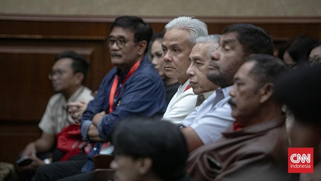 Puluhan politikus PDIP hadir mendukung Sekjen Hasto Kristiyanto dalam sidang vonis di Tipikor. Hasto dituntut 7 tahun penjara terkait kasus suap.