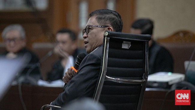 Sekjen PDIP Hasto Kristiyanto mengaku menegur kader Saeful Bahri terkait permintaan dana untuk PAW Harun Masiku, yang kini buron dalam kasus suap.