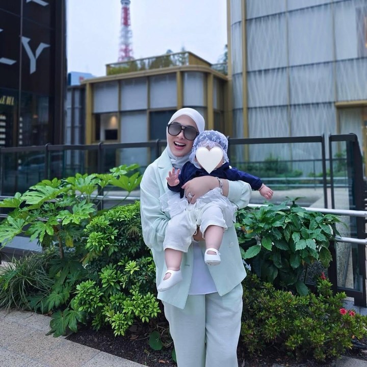 <p>Gaya hidupnya yang <em>glamor</em> tampaknya sukses mencuri perhatian banyak orang. Namun, bukan hanya itu. Penampilannya yang <em>fashionable</em> dengan sang putri, Princess R, pun tampaknya berhasil membuat netizen salah fokus. (Foto: Instagram@princessyahrini)</p>