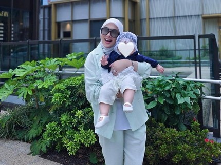 5 Gaya OOTD Kece Syahrini Bareng Sang Anak Princess R saat Mudik ke Jepang
