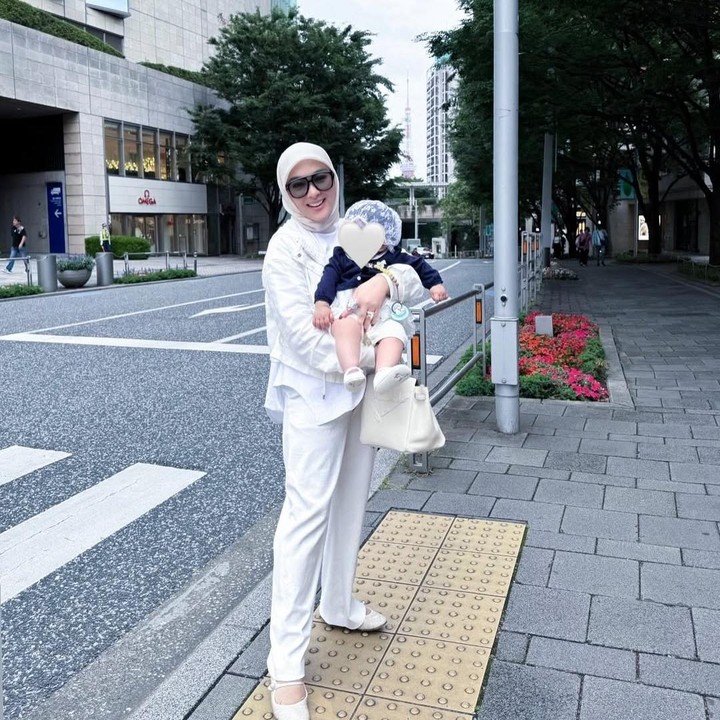 <p>Syahrini juga membagikan foto OOTD-nya bersama sang putri saat merayakan Idul Adha di Tokyo. Ia terlihat menawan mengenakan busana serba putih, sementara sang putri tampil mengenakan kemeja tangan panjang berwarna biru dongker dan celana berwarna putih sama seperti ibundanya. (Foto: Instagram@princessyahrini)</p>