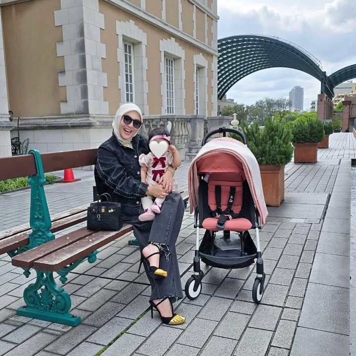 <p>Bagaimana tidak? Bunda dan anak yang satu ini terlihat kece dengan gaya <em>outfit out the day</em> (OOTD) mereka saat liburan di Jepang. Misalnya saja seperti foto berikut ini saat mereka mengunjungi Tokyo. Syahrini tampil mengenakan pakaian nuansa hitam dan krem yang dilengkapi dengan kacamata hitam. Sedangkan sang putri tampil menggemaskan dengan pakaian berwarna <em>pink</em> dengan hiasan pita merah. (Foto: Instagram@princessyahrini)</p>