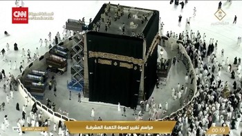 VIDEO: Momen Pergantian Kiswah Ka'bah di Masjidil Haram