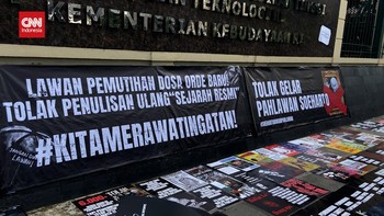 VIDEO: Aksi Tolak Penulisan Ulang Sejarah di Kemenbud