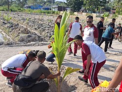 TNI-Polri Tanam Pohon Kelapa hingga Pisang di Kupang