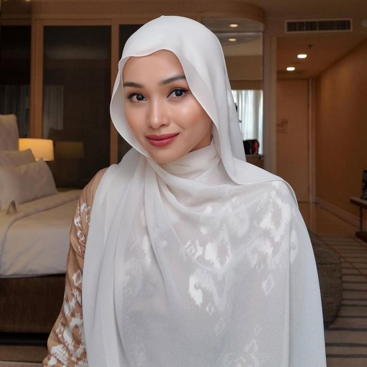 <p>Meski sudah dikaruniai tiga anak, penampilan Tya tetap terlihat seperti ABG. Menantu Siti Nurhaliza ini juga kerap tampil modis di berbagai kesempatan. Tak sedikit netizen memuji paras Tya yang cantik. "Semakin punya banyak anak, malah semakin cantik," tulis akun @as***. "cantiknyaaa tya," ungkap @ca***. (Foto: Instagram @tyaarifinnw)</p>