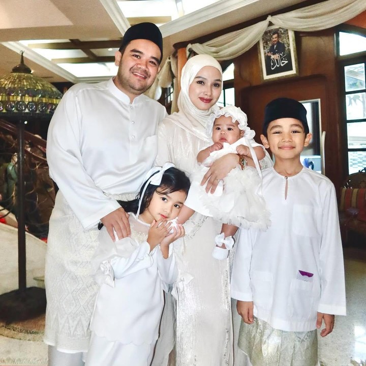 <p>Dari pernikahannya dengan Asyraf Kahlid, Tya dikaruniai tiga anak, yakni Arif Jiwa, Azzahra Jiwa, dan Aghnia Amira Jiwa. Pada Desember 2024, Tya melahirkan anak ketiga yang begitu dinanti keluarga besarnya. (Foto: Instagram @tyaarifinnw)</p>