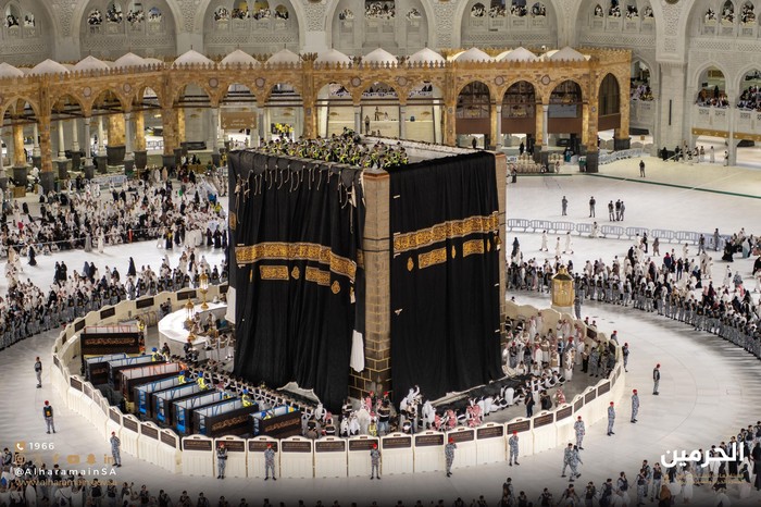 pada kiswah tahun 2025 memiliki total berat mencapai 1.415 kilogram. Berat ini mencakup keseluruhan bahan utama, dari sutra, benang emas, hingga benang perak yang digunakan. Ada 825 kilogram sutra alam, 120 kilogram benang emas, dan 60 kilogram benang perak. Total biaya pembuatannya mencapai 25 juta riyal Saudi sekitar Rp108 miliar.