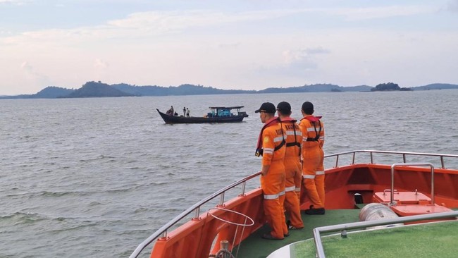 Basarnas mengonfirmasi 3 korban anggota tim sepak bola yang tenggelam di Selat Nenek Batam, Kepri, ditemukan meninggal dunia.