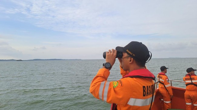 Update Kapal Pengangkut Tim Sepak Bola Tenggelam di Selat Nenek Kepri Sebanyak 13 orang terlibat dalam kecelakaan kapal pengangkut tim sepak bola di Selat Nenek, Batam. Dua orang masih hilang, pencarian terus dilakukan hari ini.