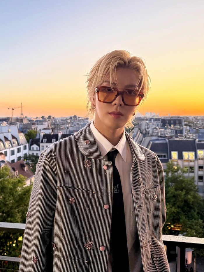 Anggota boy group NCT tampil keren dengan penampilan blonde hair yang membuatnya terlihat memesona./ Foto: instagram.com/nct