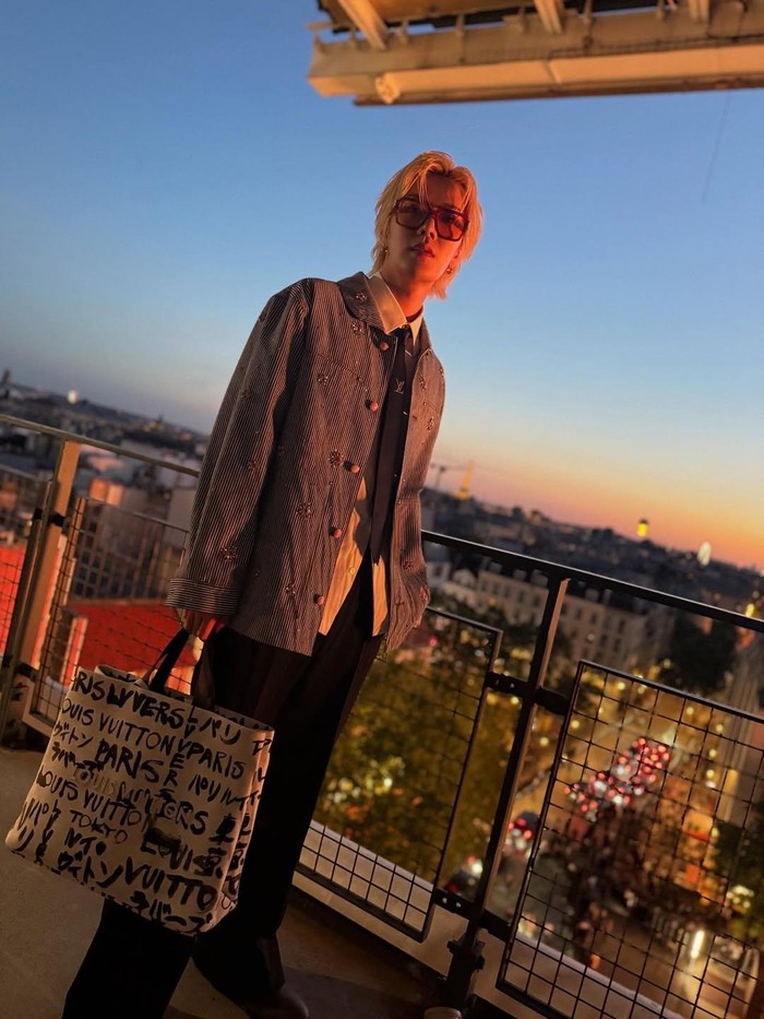 Berpose dengan siluet matahari yang mulai terbenam, pria kelahiran 26 Oktober 1995 ini memancarkan visual yang makin terlihat 'unreal'!/ Foto: instagram.com/yuu_taa_1026