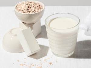 5 Efek Minum Oatmilk terhadap Kulit yang Jarang Dibahas, Nggak Selalu Baik?