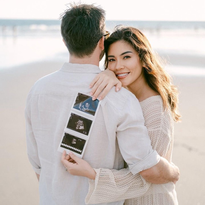 <p>Aktris dan model Aline Adita membagikan potret kehamilan pertamanya ke publik pada akhir Juni 2025. Di potret ini, Aline berpose sambil memeluk sang suami, sembari memegang foto hasil USG kehamilannya. Potret pengumuman kehamilan Aline ini terasa begitu <em>aesthetic</em> karena ia memamerkan keindahan pemandangan lautan dengan langit yang cerah. (Foto: Instagram @aline_adita)</p>