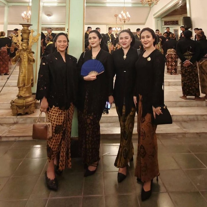 <p>Tidak sendirian, perempuan 37 tahun itu juga membagikan beberapa foto bersama artis lainnya. Mulai dari Tara Basro hingga Sherina Munaf. Mereka juga tampil mengenakan busana warna hitam, lho. (Foto: Instagram@vickyshu)</p>