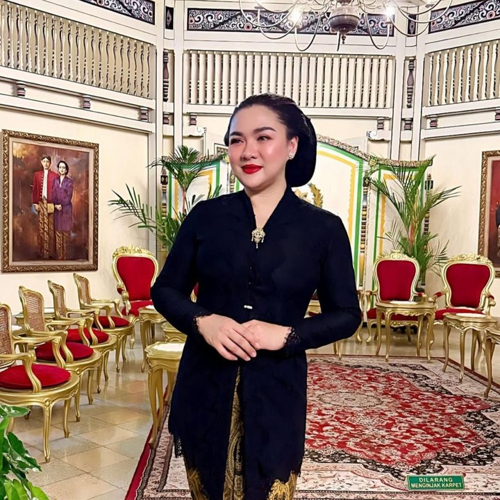 <p>Penyanyi Vicky Shu tampil menawan mengenakan busana kebaya berwarna hitam lengkap dengan gaya rambut bak putri Solo, ya, Bunda. Gaya anggunnya memancarkan kecantikan wajah perempuan Jawa. (Foto: Instagram@vickyshu)</p>