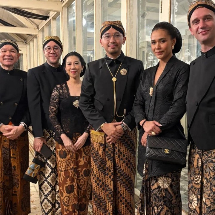 <p>Di kesempatan yang sama, manager atis Sulung Landung mengabadikan foto bersama putra Mangkunegara IX, yakni Ghusti Bhre Mangkunegara X. Namun, tak sedikiran, ia juga berfoto bersama artis Adinia Wirasti dan suaminya, Michael Wahr. (Foto: Instagram@sulunglandung)</p>