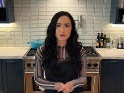 Demi Lovato Diejek Gegara Nekat Bikin Buku Resep
