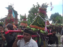 Ribuan Warga Berebut Gunungan Hasil Bumi 1 Suro di Kaki Gunung Semeru