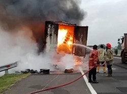 Truk Ekspedisi Terbakar di KM 221 Tol Kanci-Pejagan
