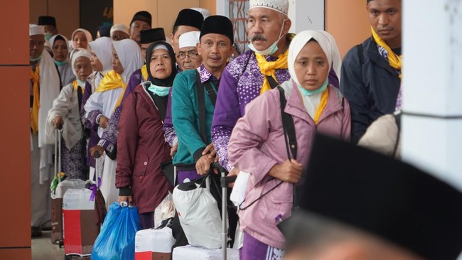 Sebanyak 380 jemaah haji asal Banyuwangi, Jawa Timur, yang tergabung kelompok terbang (kloter) 44, tiba dengan selamat di tanah air, Rabu (25/6).