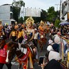 Bupati Sudewo Disoraki Warga saat Ikut Kirab Budaya HUT Pati
