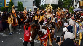 Bupati Sudewo Disoraki Warga saat Ikut Kirab Budaya HUT Pati