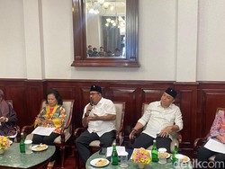 Rano Karno Main Teater Imam Al-Bukhari dan Soekarno di Surabaya