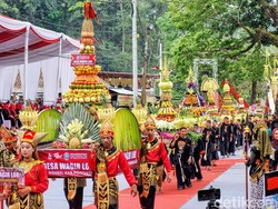 Syahdu Tradisi Berebut Larungan di Telaga Ngebel Ponorogo