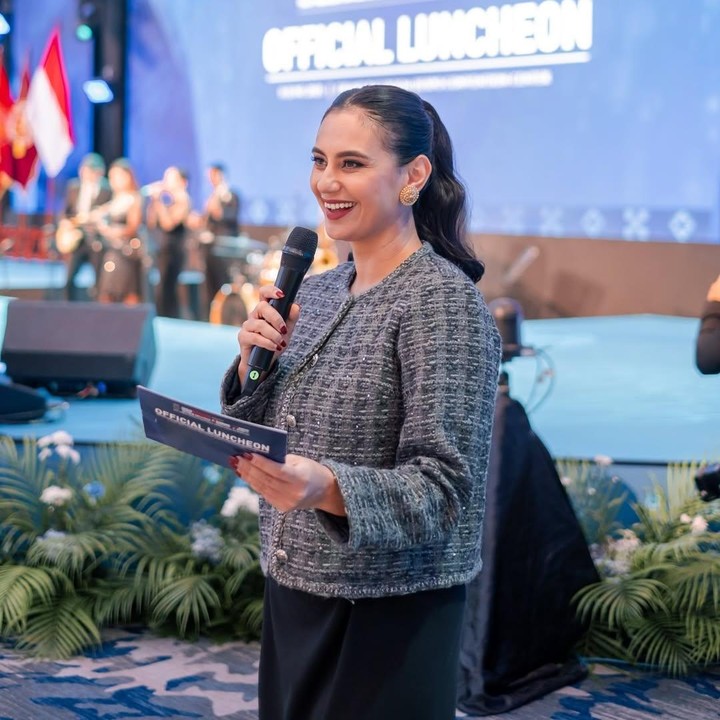<p>Marissa Nasution mengawali karier di dunia hiburan Tanah Air sebagai presenter. Namun, kini sang aktris banting setir setelah tinggal ke Singapura bersama suami dan anak-anaknya. Ia diketahui mengambil profesi sebagai psikolog sekaligus pembicara dalam berbagai acara. Kegiatannya ini pun cukup sering dibagikan di Instagram, Bunda. (Foto: Instagram@marissaln)</p>