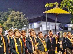Ikuti Kirab Malam 1 Suro di Surakarta, Menbud: Bagian Penting Tradisi