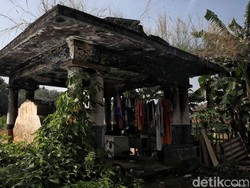 Di Tengah Megahnya Jakarta, Masih Ada Warga Tidur di Nisan Kuburan