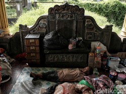 Tinggal di Atas Nisan Kuburan, Nenek Ira Akrab dengan Ular dan Setan