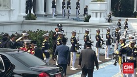Prabowo Gelar Pertemuan Terbatas dengan Anwar Ibrahim di Istana