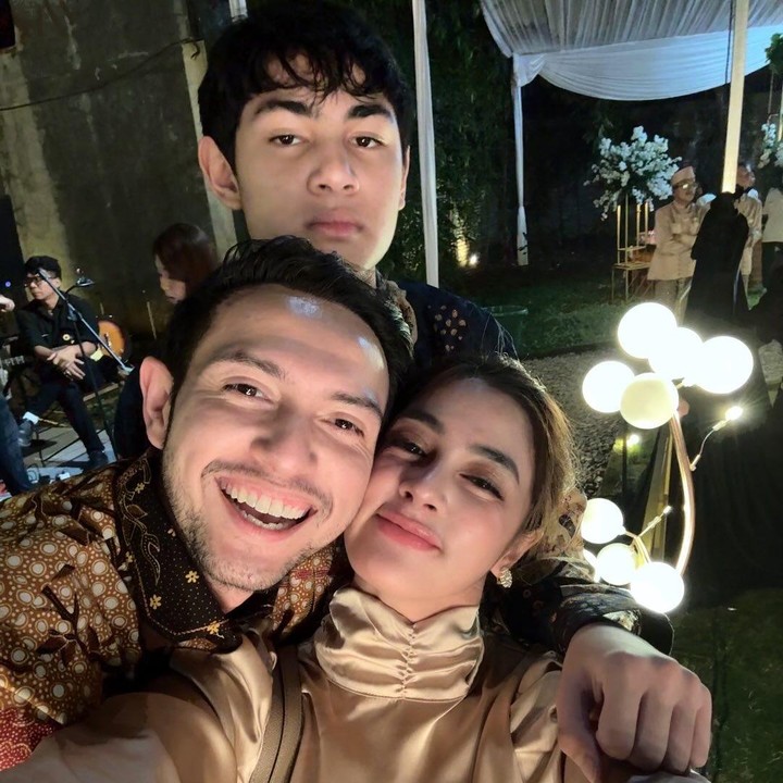 <p>Rifky Balweel termasuk salah satu aktor Tanah Air yang kerap mengabadikan momen bersama keluarga. Namun, <em>postingan-</em>nya kali ini tengah mencuri perhatian publik karena memperlihatkan penampilan terbaru sang istri, Biby Alraen. (Foto: Instagram@bibyalraen13/@rifkybalweel)</p>