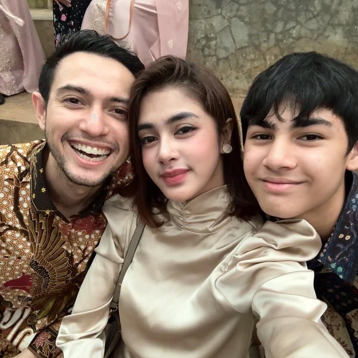 <p>Hal ini diketahui langsung melalui beberapa foto yang diunggah di akun Instagram Rifky dan sang istri. Pada postingan itu, terlihat ia berfoto bersama Biby dan anak laki-laki dari pernikahan pertamanya yang bernama Arsen Raffa Balweel. “Haiii kenalin kita 3 bersaudara abangku Rifky dan adikku Arsen,” tulis Biby, dikutip dari laman <em>Instagram@bibyalraen13,</em> Jumat (27/6/2025). (Foto: Instagram@bibyalraen13/@rifkybalweel)</p>
