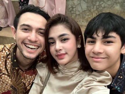 Rifky Balweel Unggah Momen Bareng Keluarga, Potret Sang Istri Curi Perhatian