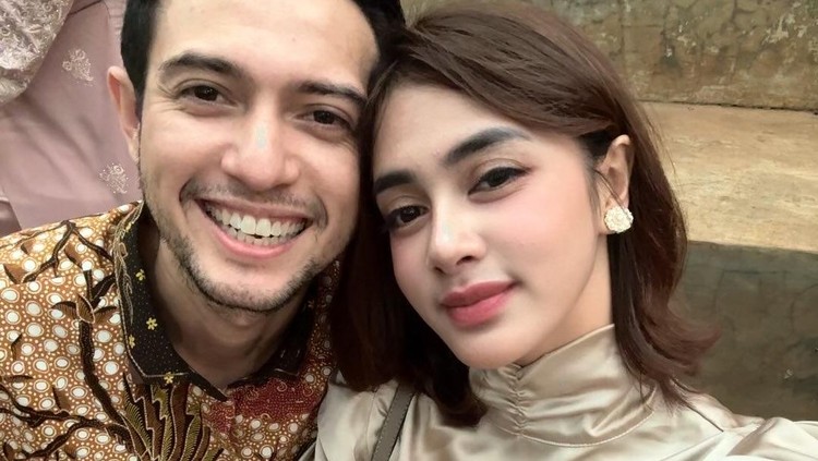 Rifky balweel dan istri
