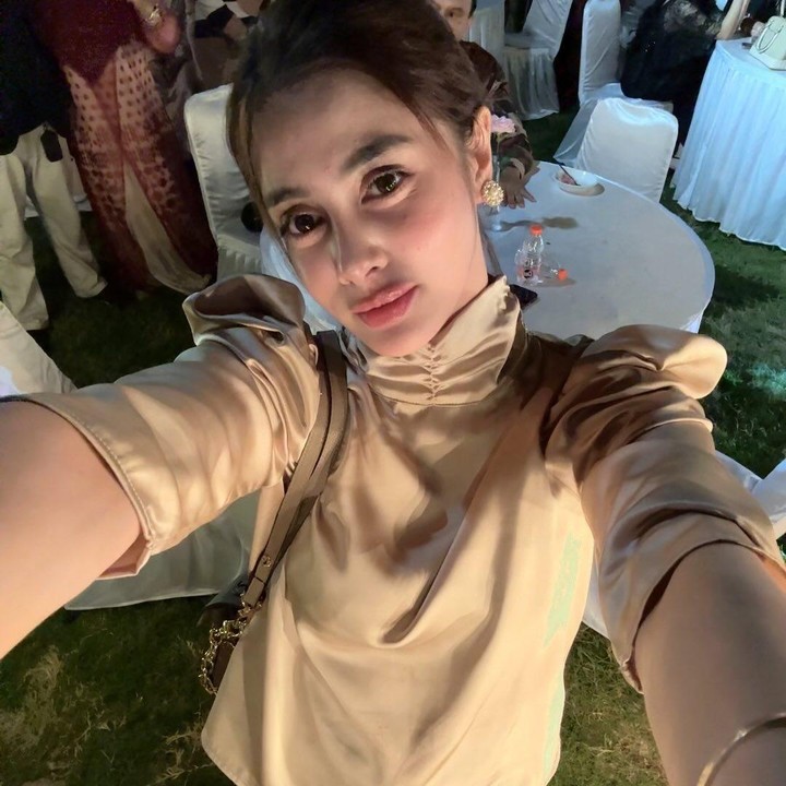 <p>Meski banyak yang terkejut dengan penampilan terbaru perempuan 34 tahun ini, tak sedikit juga netizen yang memberikan pujian. “<em>MasyaAllah</em>.. Cantik, ganteng pasangan klop. Langgeng pernikahannya buat abang dan istri,” tulis akun <em>@xtrl**.</em> “Cakeeep,” tulis akun <em>@mimi_**.</em> (Foto: Instagram@bibyalraen13/@rifkybalweel)</p>