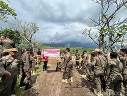 Satpol PP Segel TPA Ilegal di Buleleng, Warga Keluhkan ISPA dan Bau Busuk