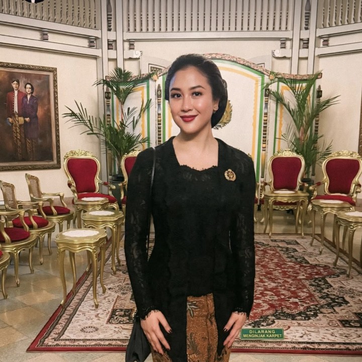 <p>Sherina tampil memukau juga mengenakan kebaya hitam berpadu dengan kain batik coklat. Rambutnya pun disanggul khas Jawa, yang membuat penampilannya berbeda dari biasanya. (Foto: Instagram @sherinamunaf)</p>