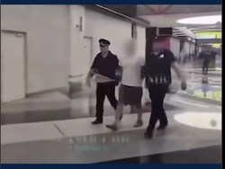 Brutal! Balita Iran Dibanting Pria Tak Dikenal di Bandara Moskow