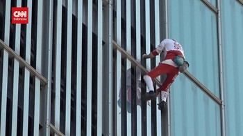 VIDEO: Pria Panjat Gedung Pencakar Langit, Desak Trump Damaikan Dunia