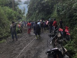 Jalan Penghubung 5 Desa di Pinrang Rusak Parah, Warga Patungan Perbaiki
