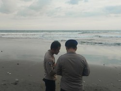 Warga Bogor Hilang Usai Terseret Ombak di Pantai Sunset Sukabumi
