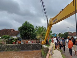 Debit Air Sungai Meningkat, Pemkab Banyuwangi Siagakan Alat Berat